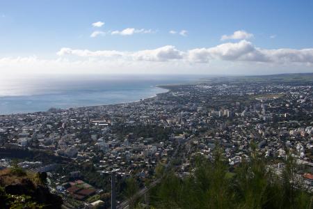 La ville de St. Denis vue de la Montagne